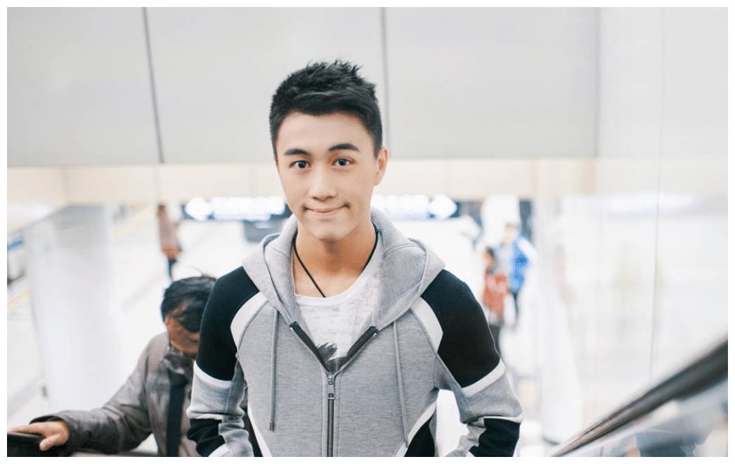 此前赌王的女儿何超仪接受采访时说到,何猷君并不