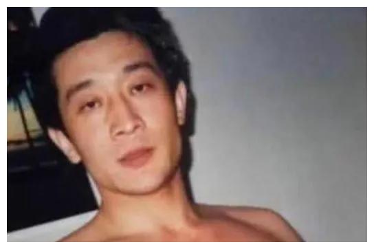 白小航96年怒气冲冲的扇了向华强一巴掌然后离京后就突然暴毙