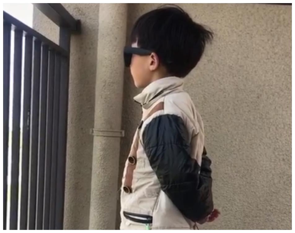 3岁孩子犯错在阳台罚站，妈妈以为在认真反省，走近一看哭笑不得休闲区蓝鸢梦想 - Www.slyday.coM