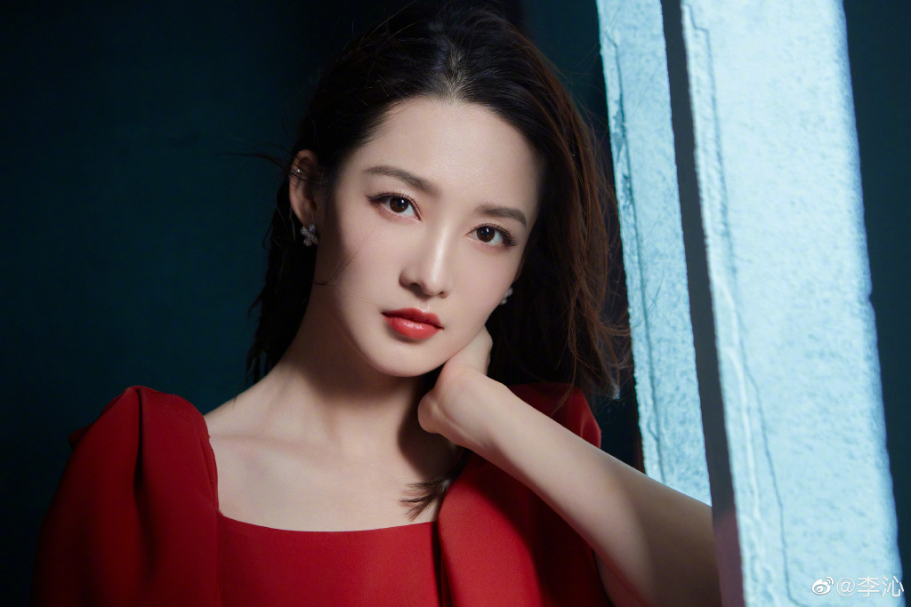 女演员李沁迷人写真美照欣赏很漂亮啊
