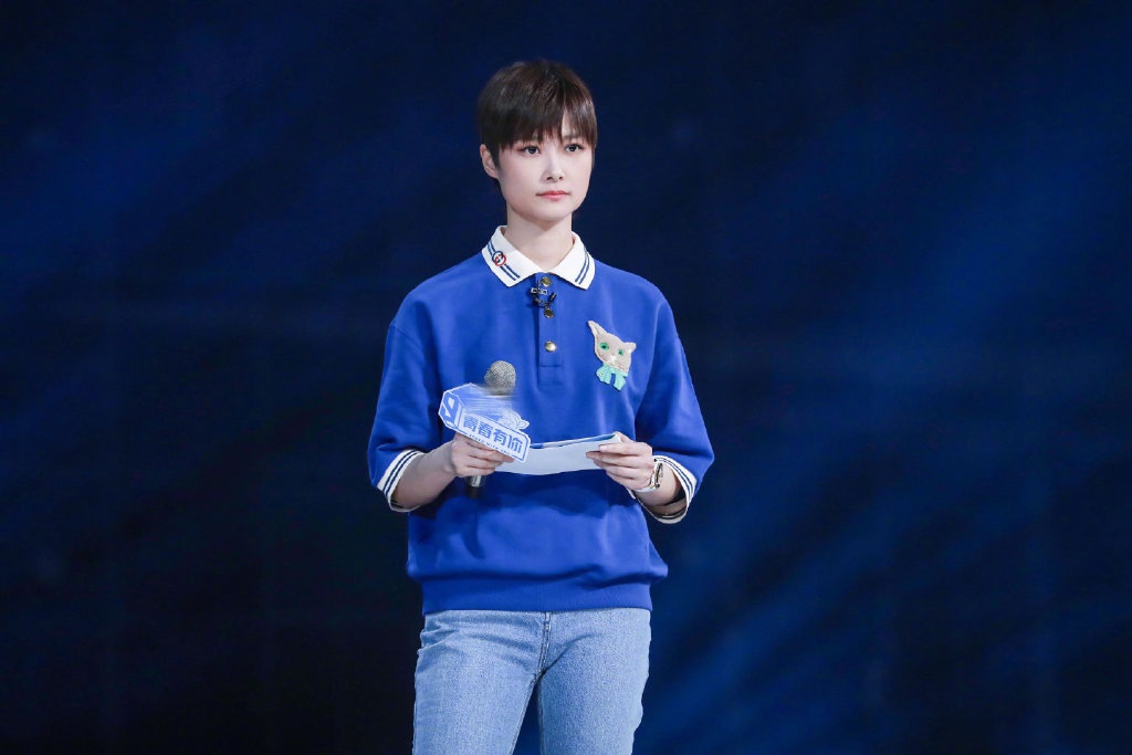 李宇春今晚青春有你3造型,立肩牛仔外套尽显独特时尚与强大气场