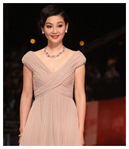 1999年,冯小刚为了徐帆和张娣离婚,时隔21年如今张娣怎么样了?