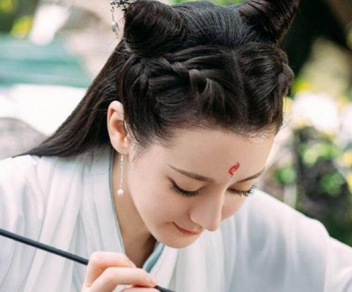 女星牛角包发型大赏:虞书欣呆萌,赵露思搞笑,迪丽热巴清秀!