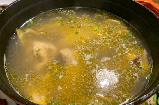 奶奶教你这样做,鸡汤香浓鲜美|炖鸡汤|鸡汤|鲜美_新浪新闻