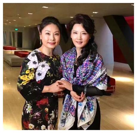 何赛飞在最漂亮时嫁给初恋,幸福32年无绯闻,儿子都22岁了