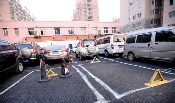 停车很方便,靠他一辆车根本堵不住,他只好通过物业联系对方希望把车挪