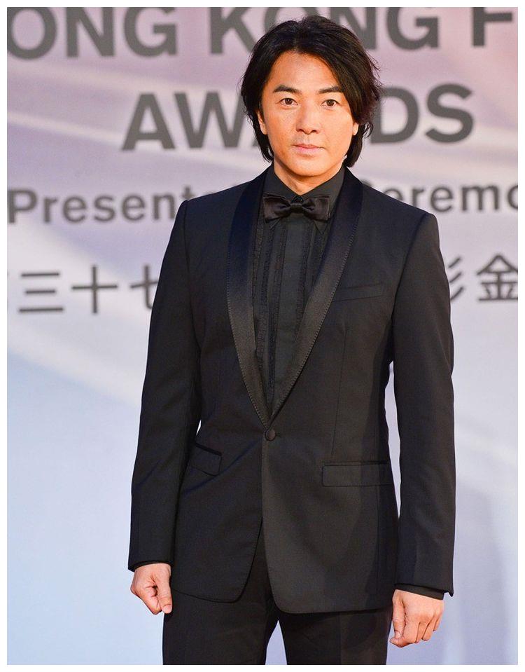 郑伊健蒙嘉慧穿情侣装出游,结婚7年恩爱如初,坚持丁克迄今无子