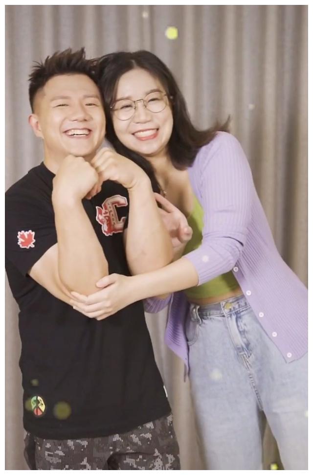 奥运冠军陈一冰罕露面,身材略有发福,与妻子同框太有夫妻相!