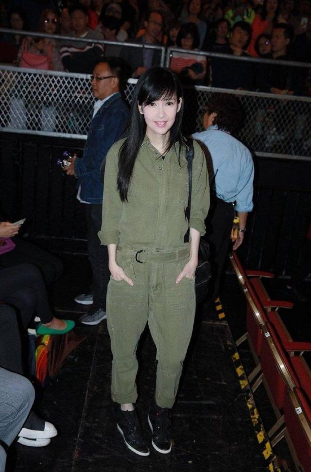 周慧敏穿红色长裙美如画状态好