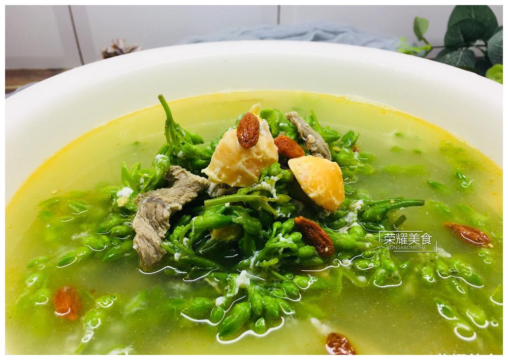 一锅鲜甜的夜兰花咸蛋肉片汤就完成了,夜兰花的鲜