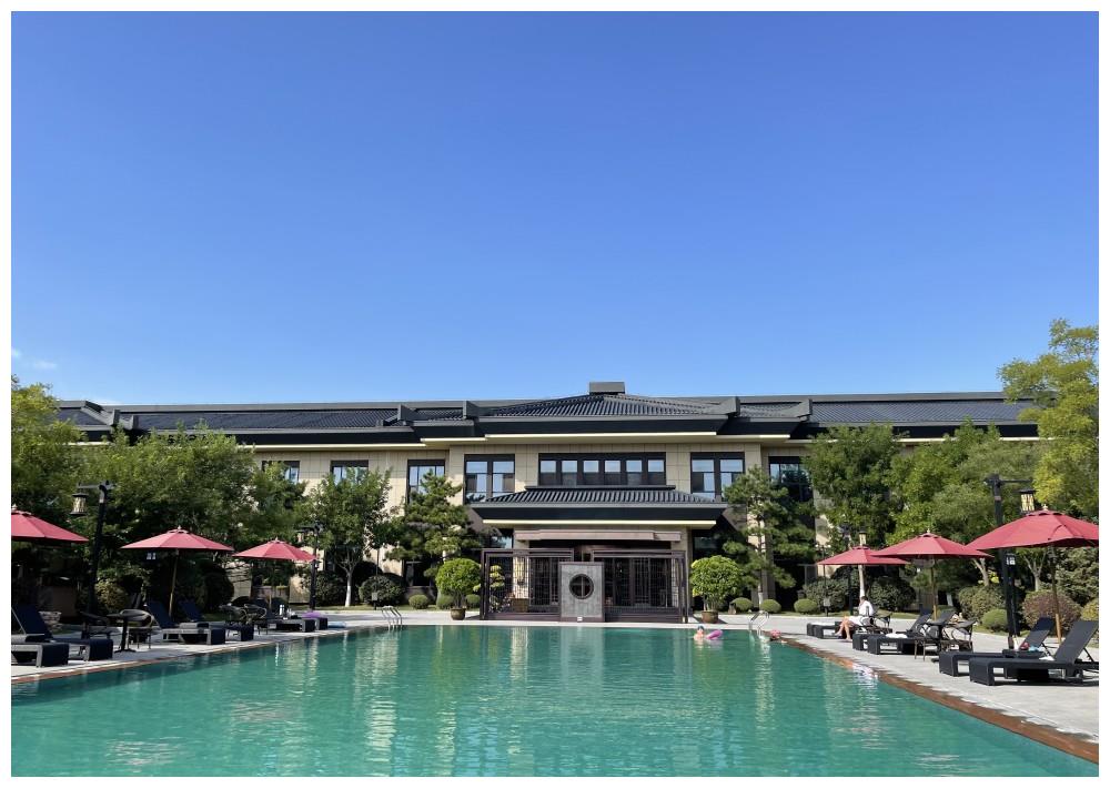 碧水迷人,温泉养生,就来东方华地城