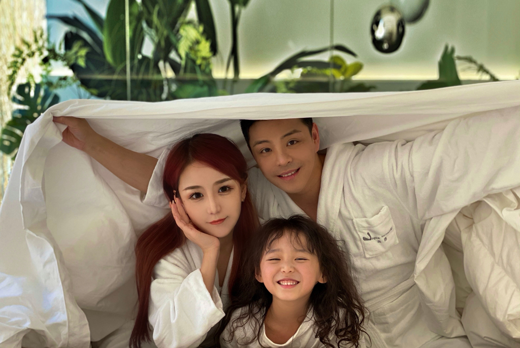 一家三口大被同眠!奥运冠军何冲与家人拍写真,妻子是设计师