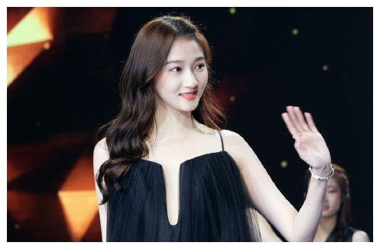 关晓彤和亲姐姐颜值天壤之别,一个是鹿晗女朋友,一个整天卖拉面