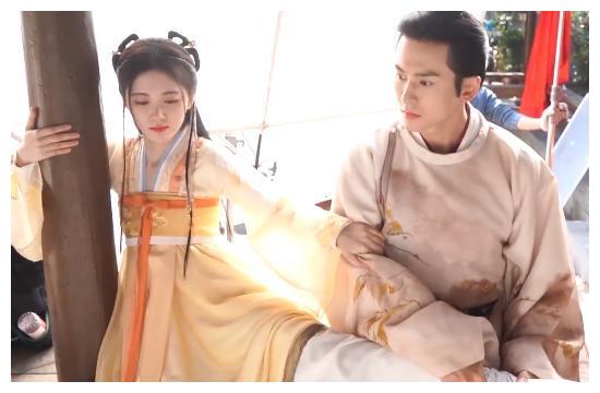 张哲瀚公主抱鞠婧祎甜炸了,但鞠婧祎一声"小张"却让我笑喷了