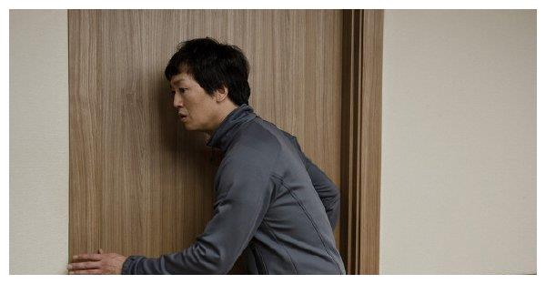 妻子头疼，让我接儿子放学，忘拿车钥匙返回，推开门，我瘫在地休闲区蓝鸢梦想 - Www.slyday.coM