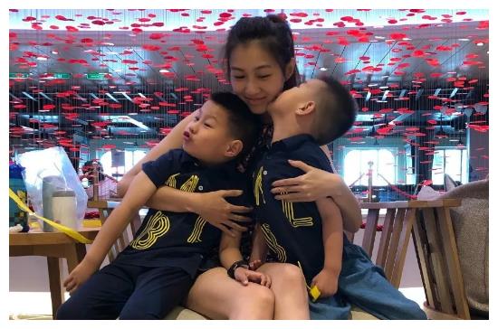 尤其是古晨,她现在的老公是个富商,家庭条件非常好,俩人婚后生了两个