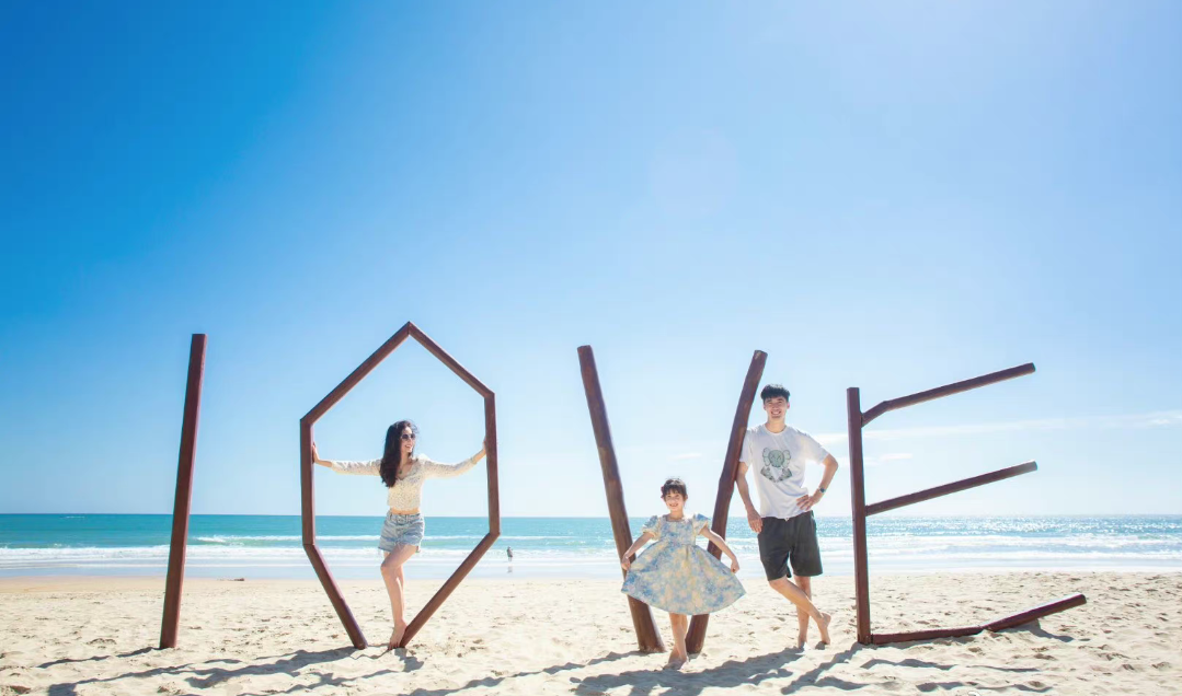 球员耿晓峰晒出一家三口旅游的照片