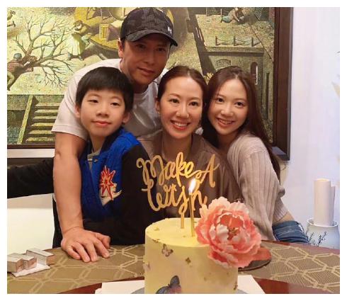 甄子丹晒全家福为妻庆生,16岁女儿成熟妩媚,颜值遗传妈妈好基因