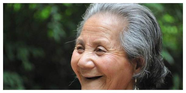 母亲60岁大寿，闺女送来一对镯子，次日母亲赶集却被道士拦住去路休闲区蓝鸢梦想 - Www.slyday.coM