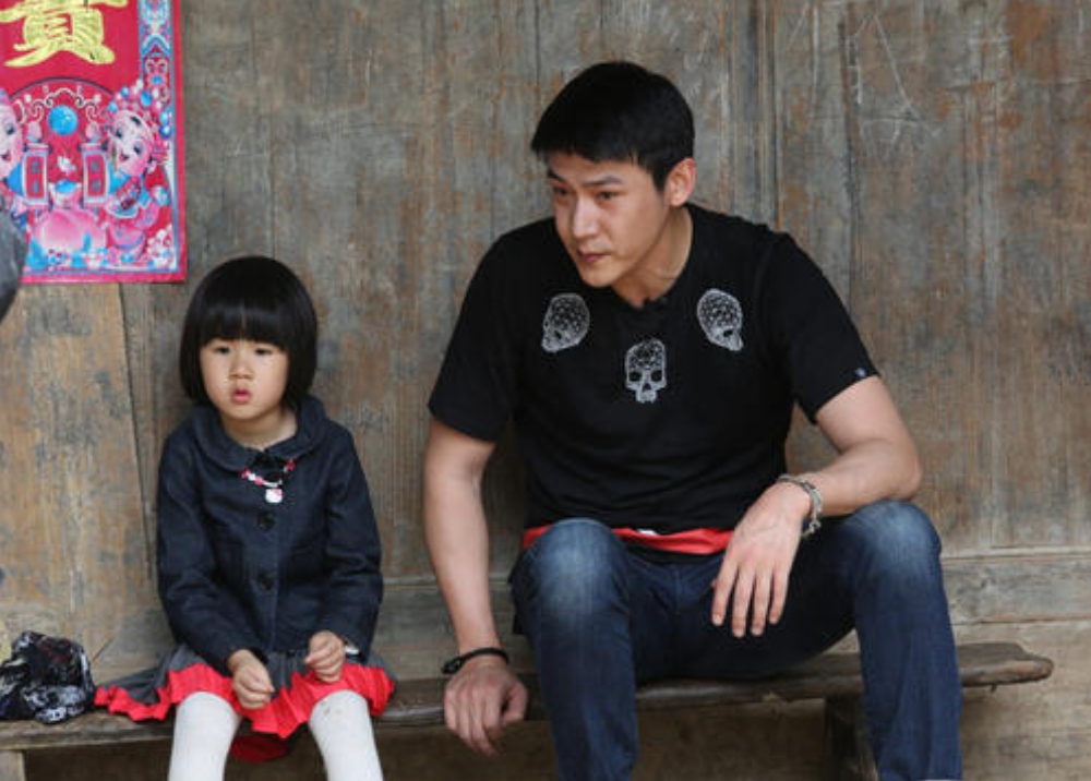 太可爱!2岁萌娃偷啃橱窗面包被发现,妈妈的做法值得点赞休闲区蓝鸢梦想 - Www.slyday.coM 太可爱!2岁萌娃偷啃橱窗面包被发现,妈妈的做法值得点赞休闲区蓝鸢梦想 - Www.slyday.coM