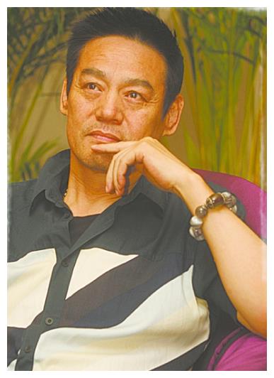 国家一级演员巍子:离婚后净身出户拼命拍戏,今满头白发尽显沧桑