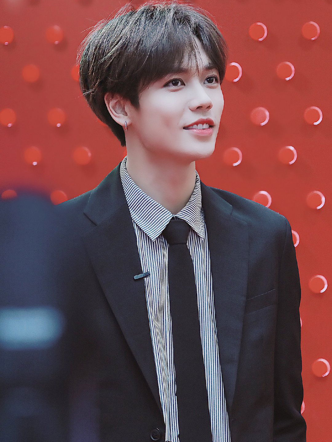 林彦俊西装造型上线搭配条纹衬衫帅出新高度