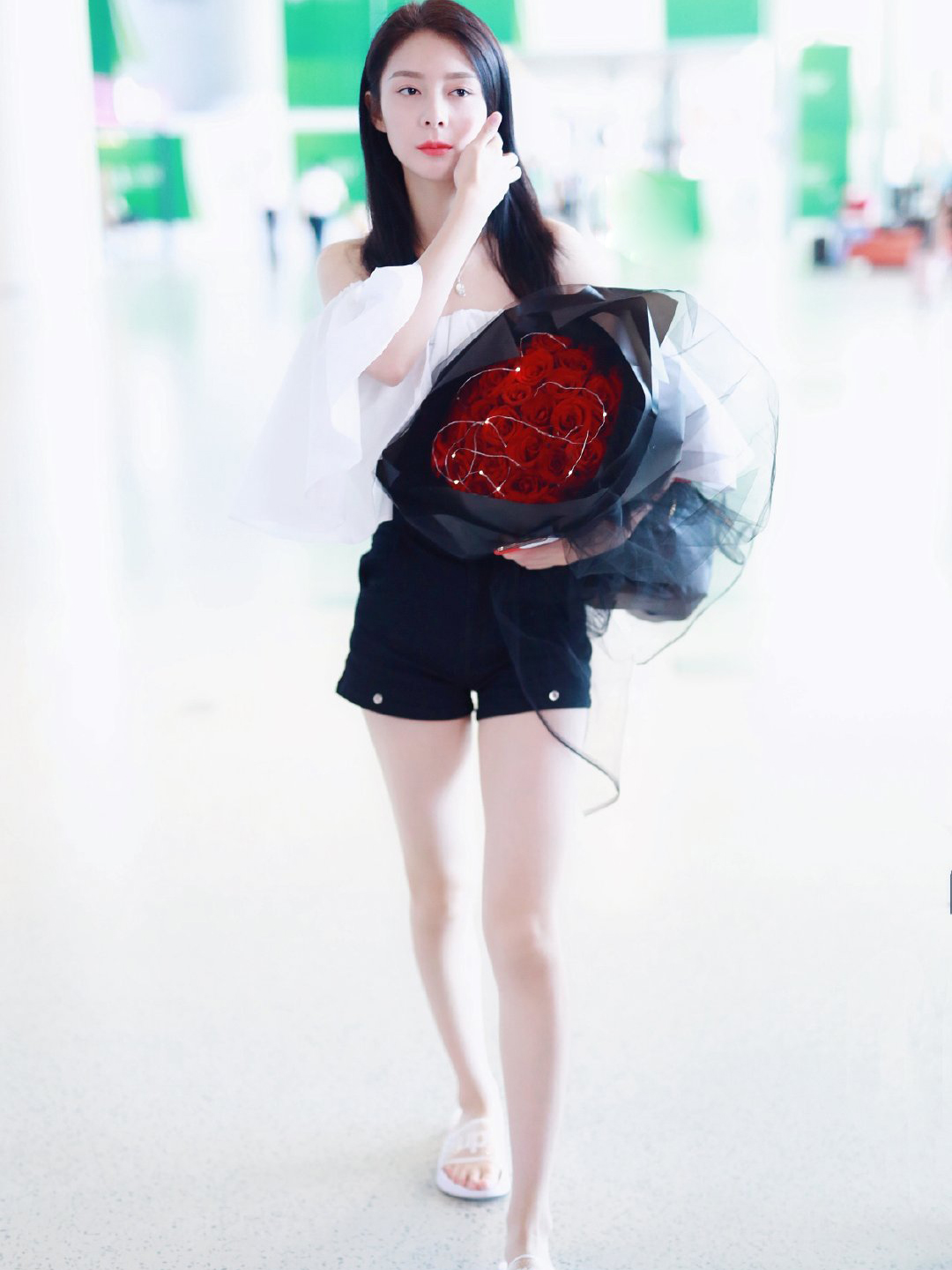 168cm傅菁清凉现身搭配抹胸上衣白到发光