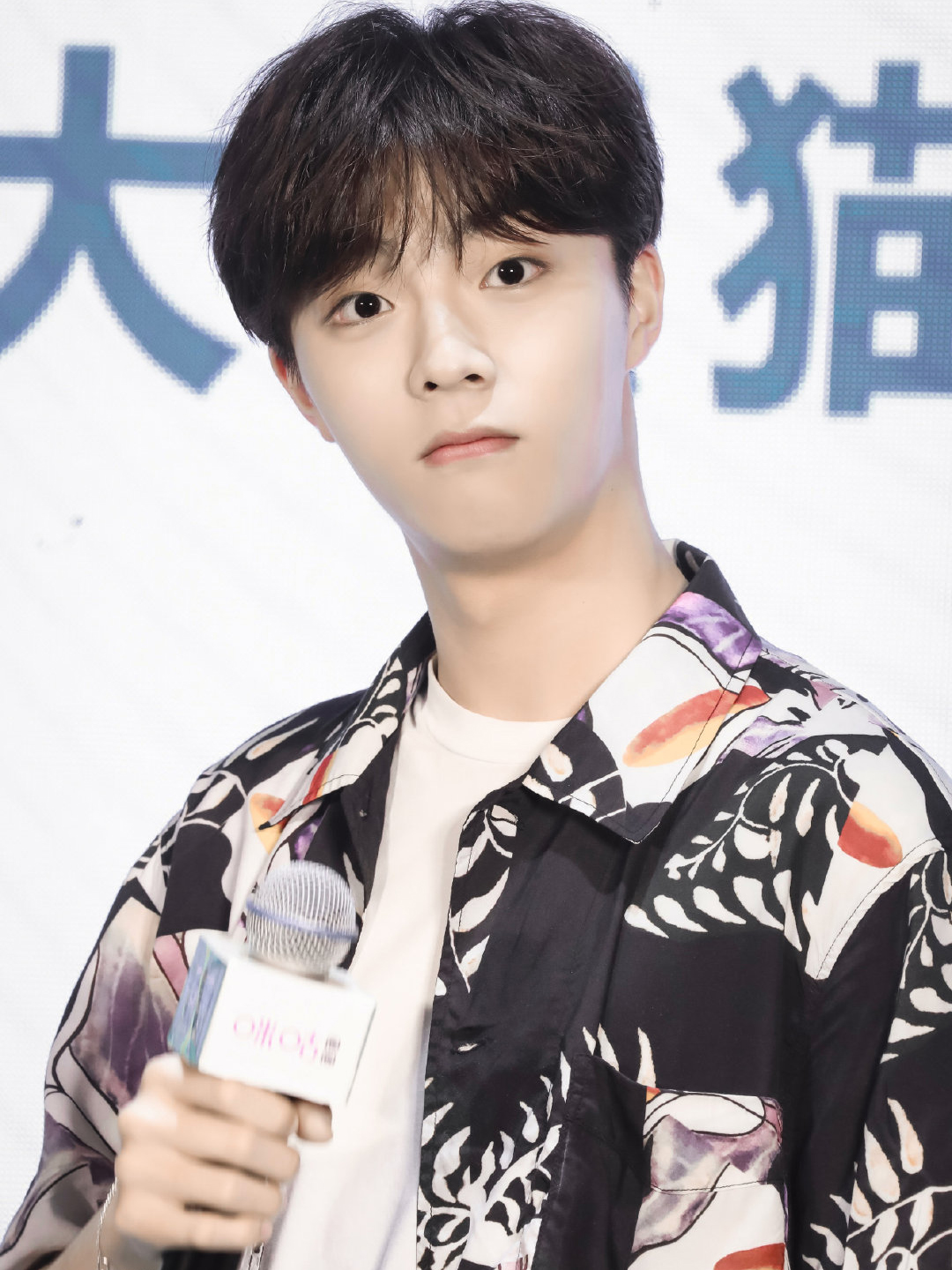 陈立农同样是白t搭配衬衫风格差距这么大