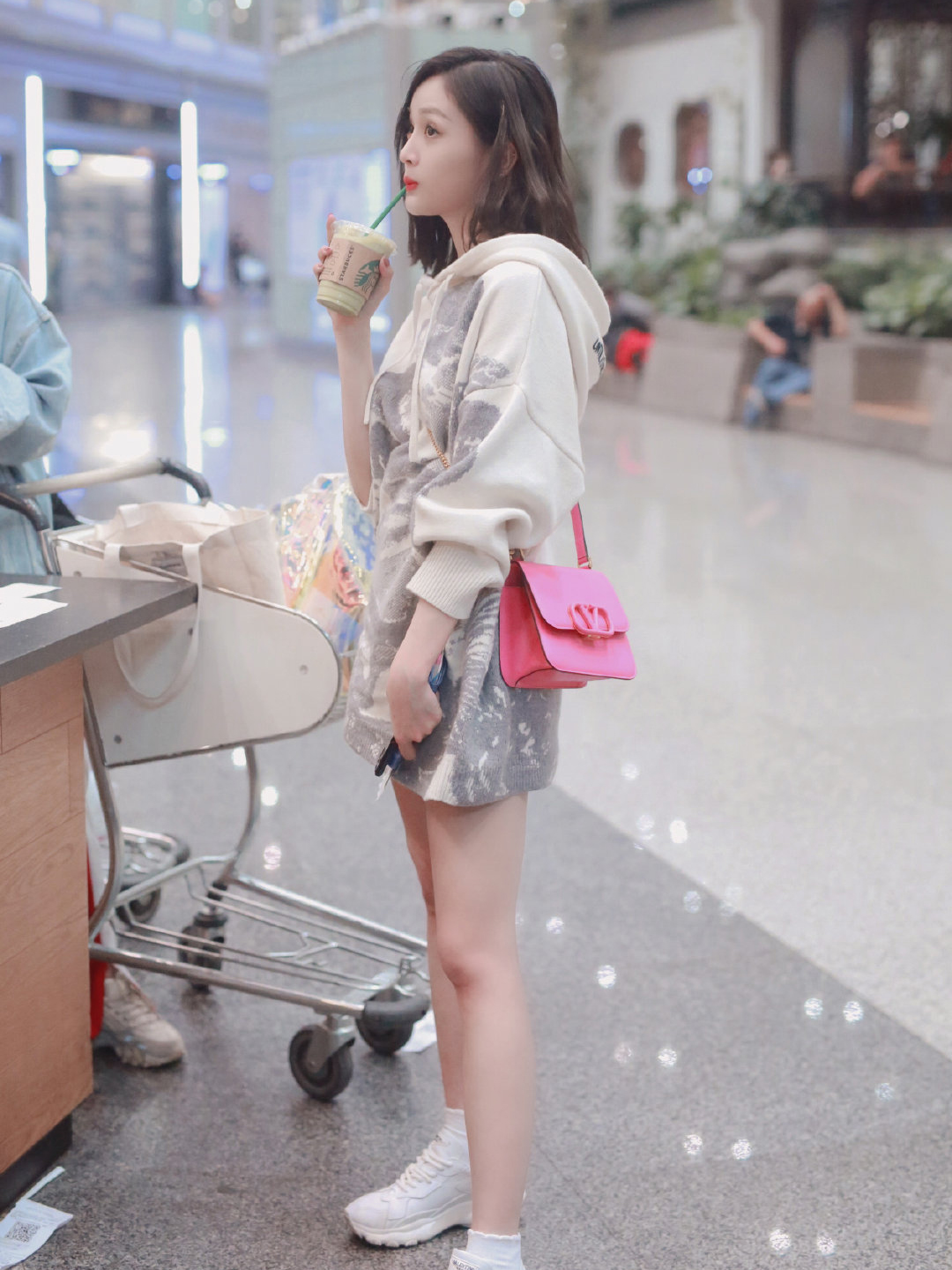 166cm吴宣仪穿短裤秀身材轻松凹出大长腿