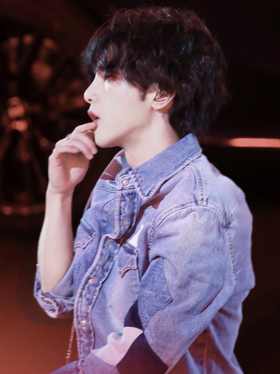 华晨宇换新发型搭配精致妆容秒变漫画脸