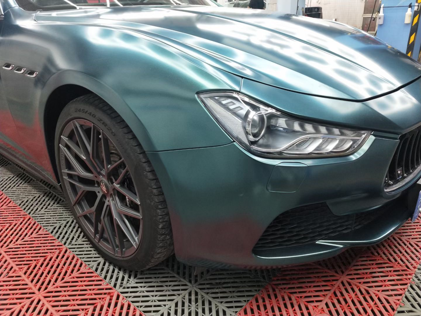 全车装贴了车身改色膜电光墨绿色系的玛莎拉蒂总裁(配置|询价)宛如一