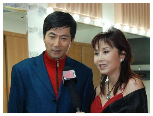 拍戏31年不温不火,妻子却因一首歌火了30多年|陆剑民|胡月|妻子_新浪