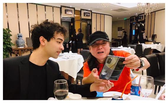 之前最后一夜被我们中国"mv王子"王国平导演和我们一样传奇的作曲家