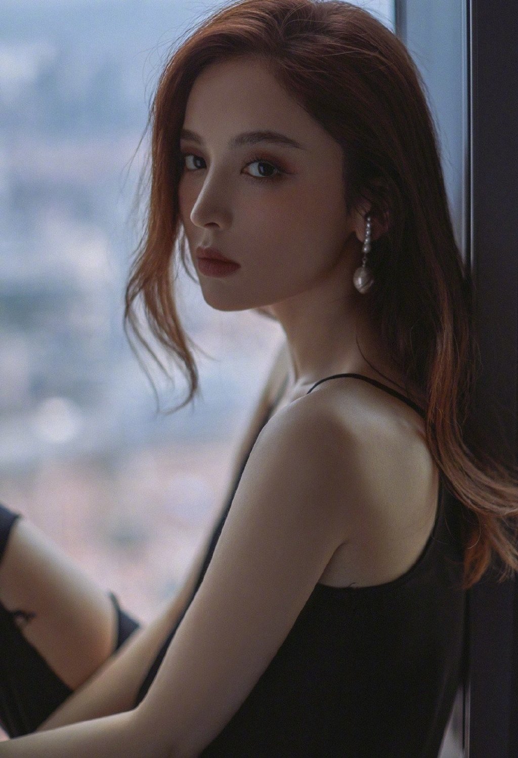 古力娜扎身着黑色吊带冷艳妩媚,搭配慵懒长发气质满分