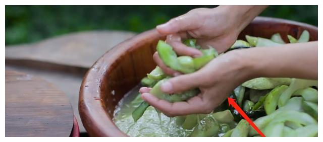 另外,视频中李子柒的手指也非常白净细嫩,整体画面也非常小清新.