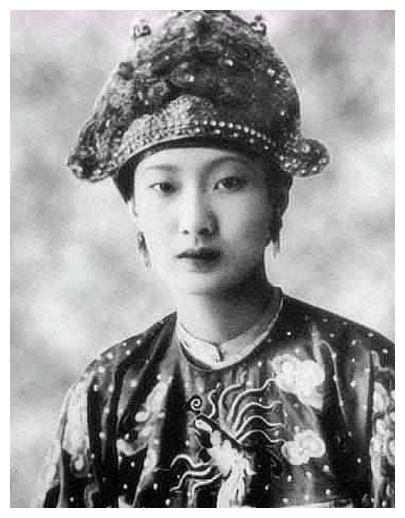 越南末代皇帝：结局比溥仪还要差很多，但皇后却比婉容要漂亮几分