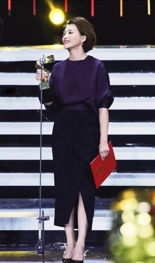 董卿穿格纹西装娴静端庄,美得知性大气__财经头条