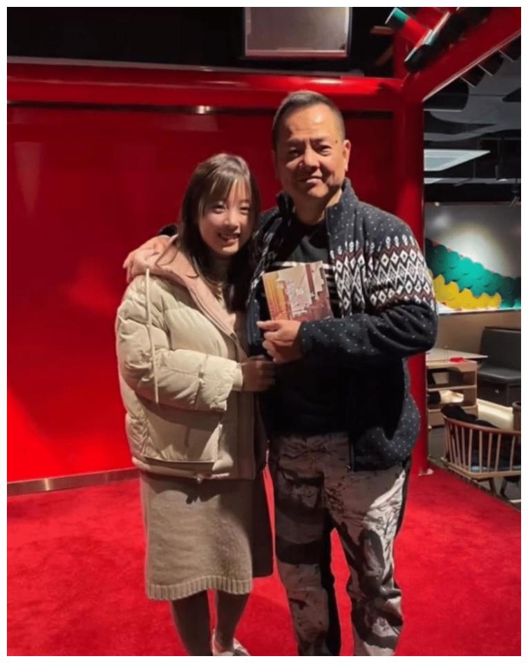 65岁崩牙驹23岁女儿近照,乖巧可爱好贴地,甜蜜依偎在爸爸怀中