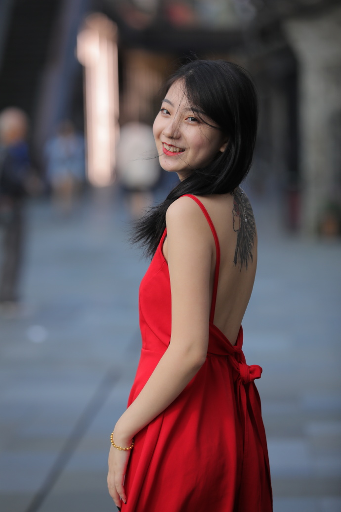 笑容甜美的女生,回眸一笑很倾城._高清图集_新浪网