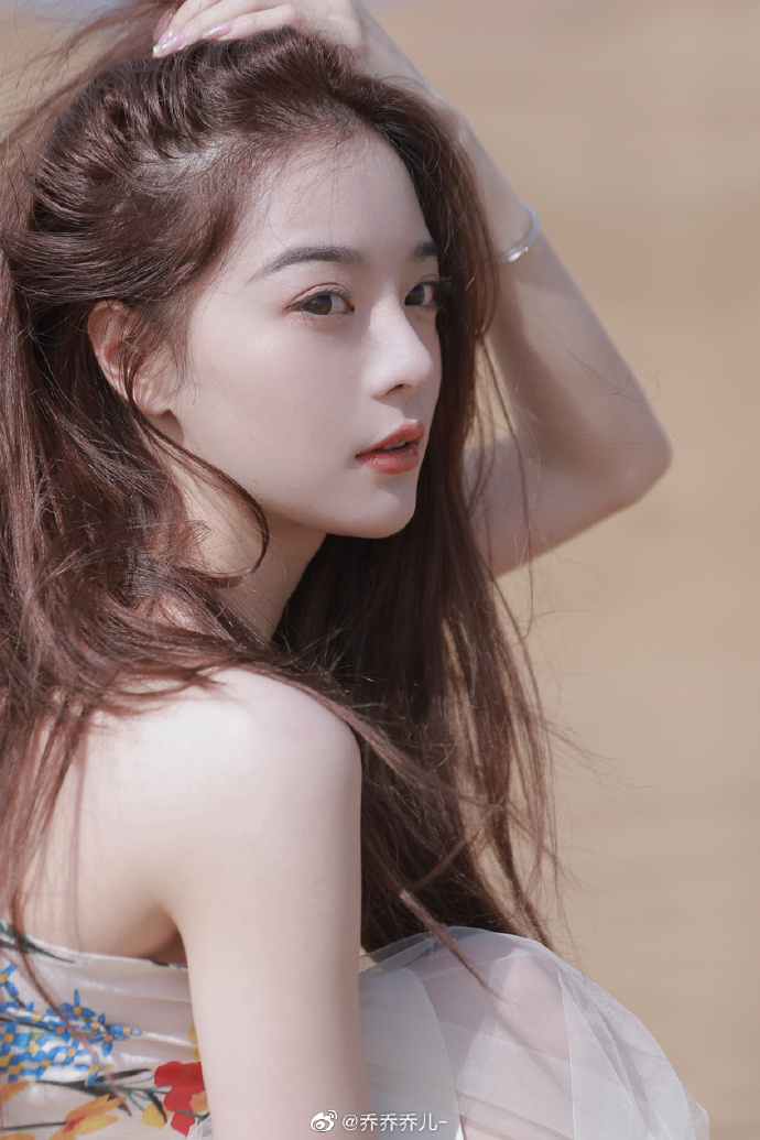 美女网红模特乔儿在户外拍摄迷人写真美照