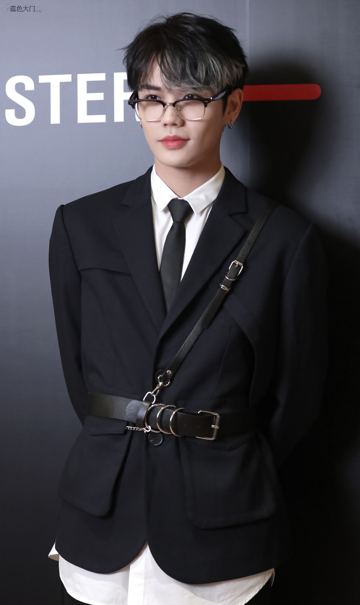 一见倾心林彦俊,活动造型帅气十足,挑染黑灰发色凸显个性