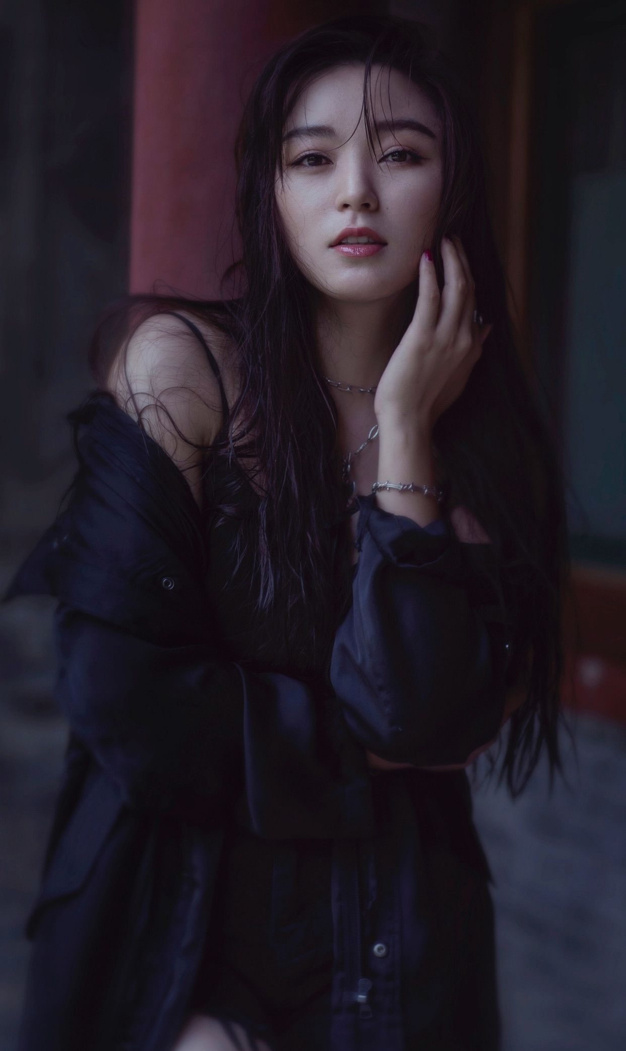 王亚楠美照,精致的脸蛋,迷人的妆容,时尚的红唇