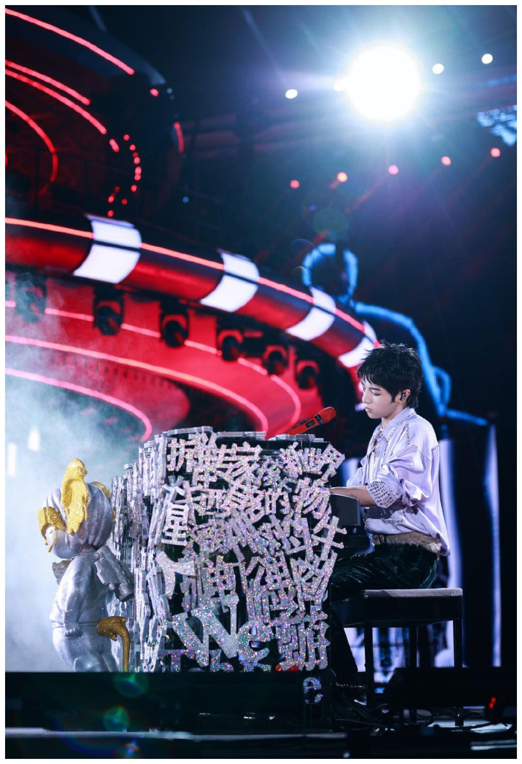 华晨宇酒吧吸烟引争议他的歌手之路经历坎坷终于成为舞台王者