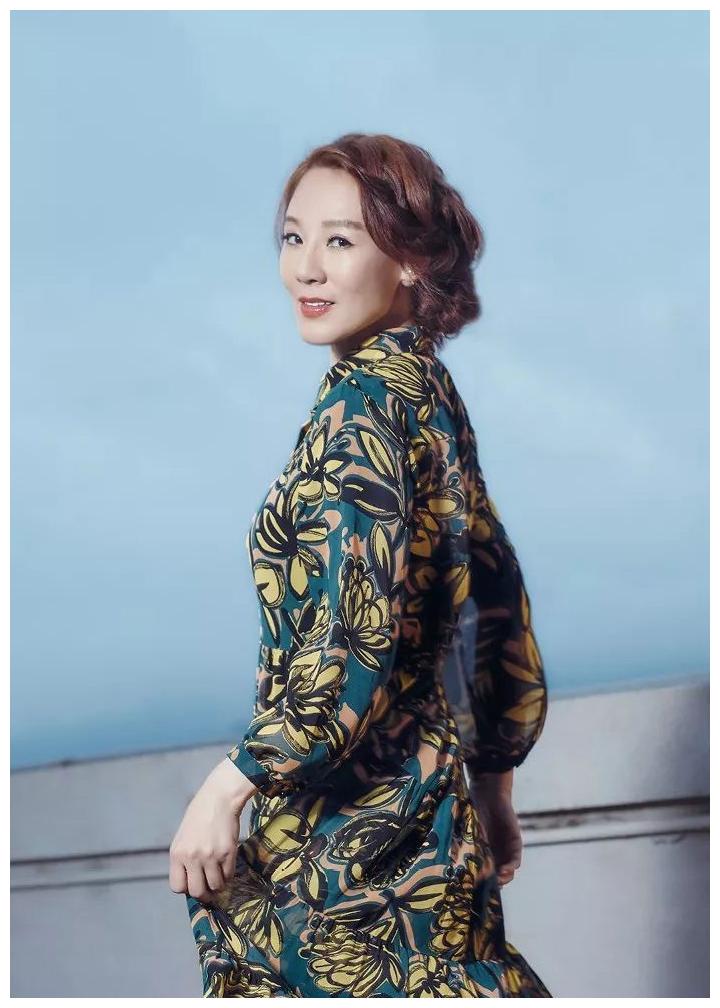 1971年出生的女星浙江俞飞鸿香港袁咏仪个个都是美人胚子