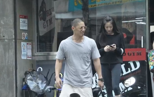 44岁蒋友柏罕见现身,和林姮怡离婚两年,与女友庄涵云感情稳定_奇闻异