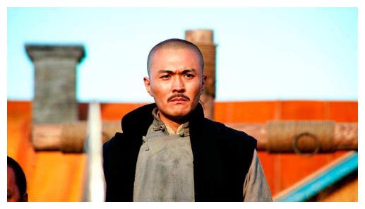 他在《无影灯下》中出演医生"钟立伟"的角色,凭着精湛的演技一举夺得