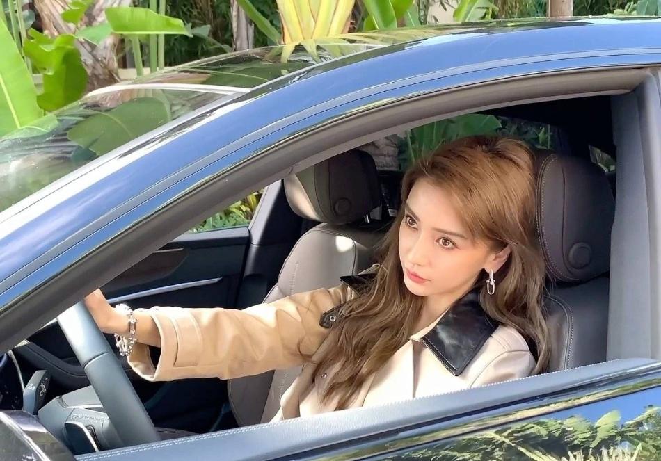 angelababy驾驶美照,楚楚动人!