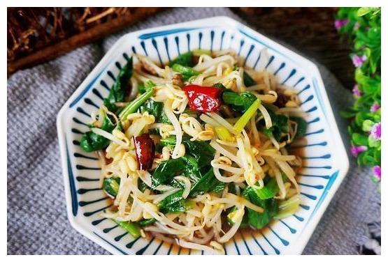 凉拌豆芽菠菜材料:菠菜300克,绿豆芽300克,干辣椒3个,醋2勺,生抽2勺