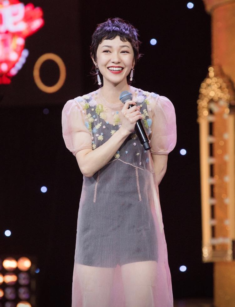 郭采洁这件蓝色丝绒印花长袖长裙真的是太有气质太高级了,丝绒面料