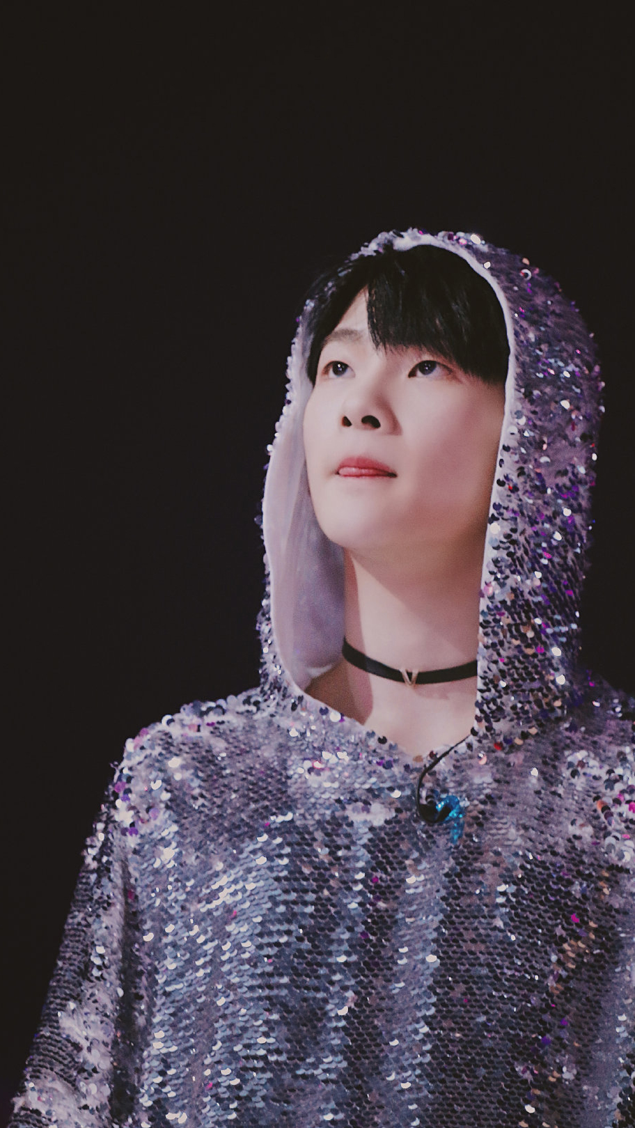 周震南裙子造型上线搭配深色毛衣酷中带甜